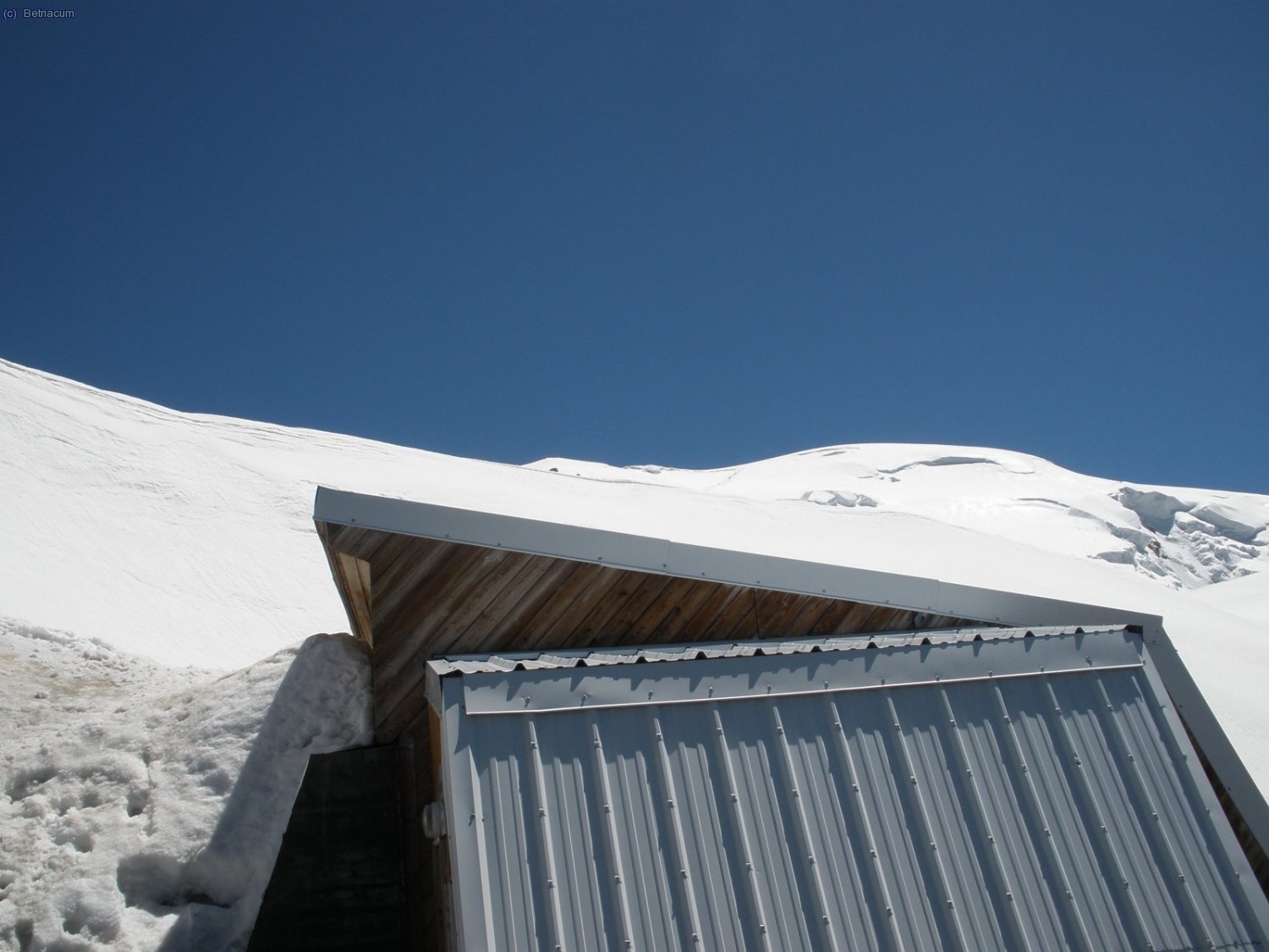 El refugi de Gouter envoltat de neu