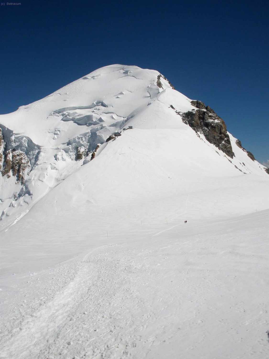 El cim del Mont-blanc comen&ccedil;a a apropar-se