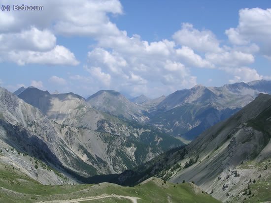 Arvieux y el Col de l&acute;Izoard desde el Col de la Furfande