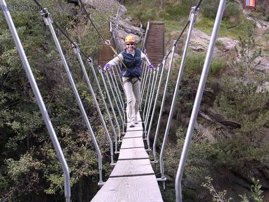 Per comen&ccedil;ar, un pont penjat.