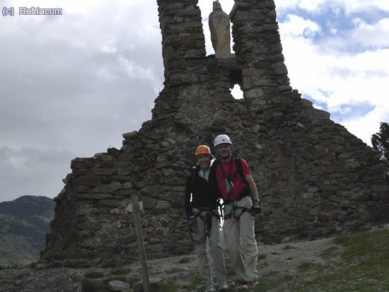 Prova superada: els germans Betriu a l&acute;ermita de St. Feliu, dalt de la via.
