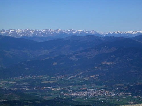 La Seu d&acute;Urgell i els cims pirinencs des del Cap de la Fesa