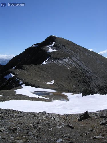 Coll entre el Bassiets i la Torre de Cab&uacute;s (al fons), amb la bassa de desgla&ccedil;