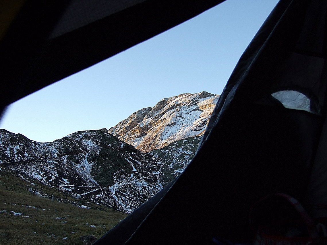 Amanece sobre nuestro objetivo,aunque la cima no es visible.