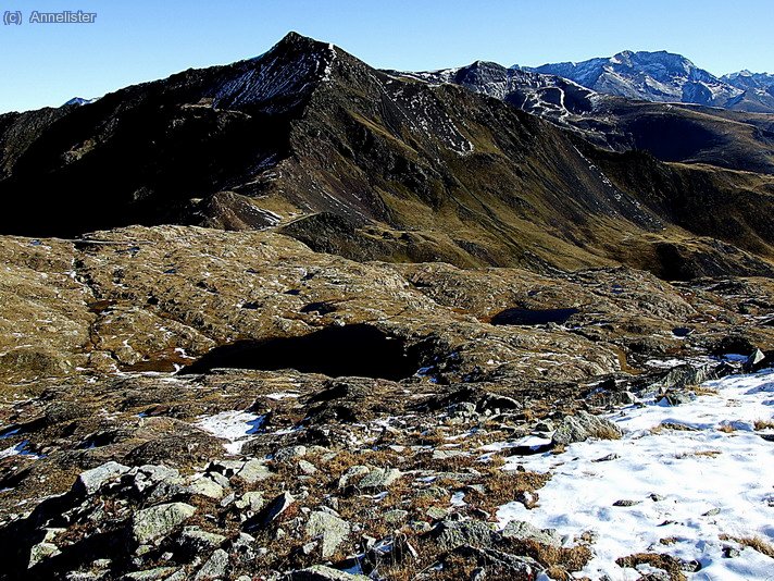 Ladera salpicada de peque&ntilde;os Ibones.