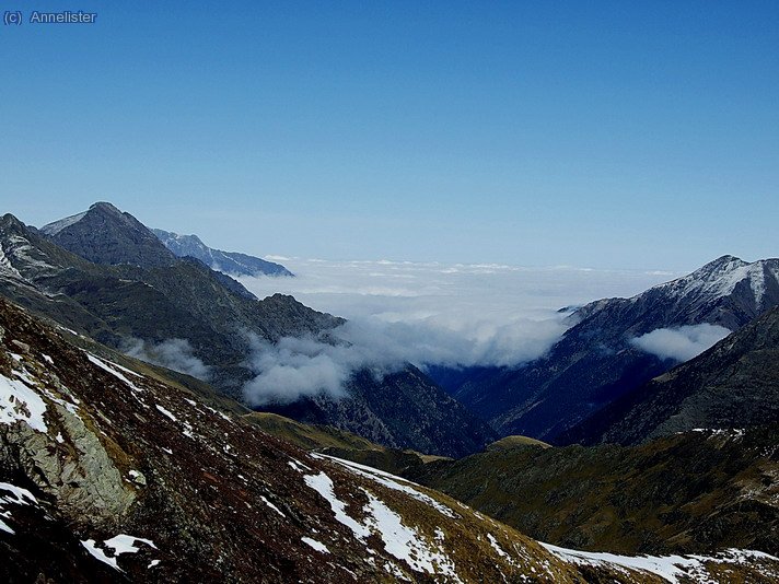 Mar de nubes sobre el valle frances de Rioumajou.