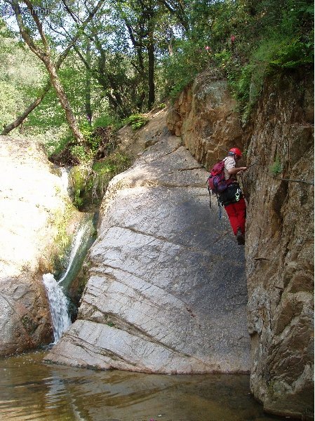L´aigua ens acompanya tot el recorregut, i un camí alternatiu ens permet prescindir de les emocions derivades del risc