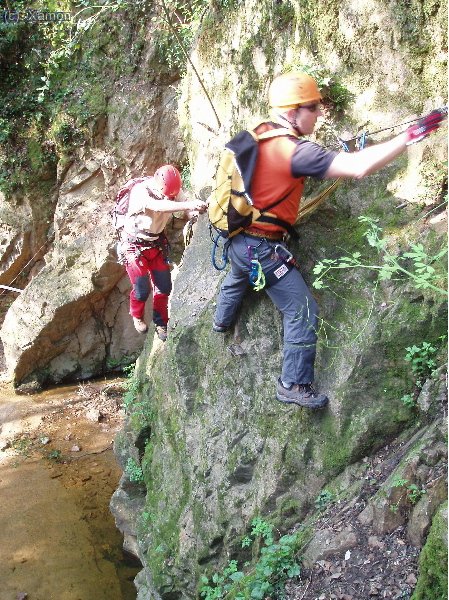 Comença l´acció, per un terreny incòmode, amb terra, fang i roca amb verdet