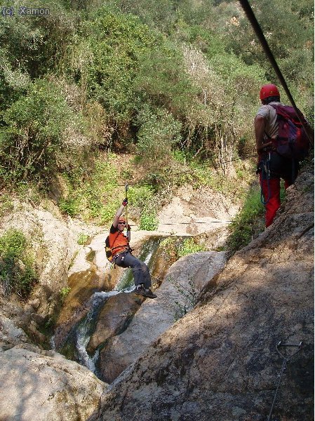 La practica del dia, comprovació de la dificultat d´auto-recuperar-se despres de penjar-se de la linia de vida (tot pensant en la ferrada de les Baumes Corcades i el seu pont agosarat)