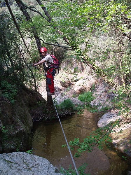 En Joan, travessant el pont, despres del muntatge arbori