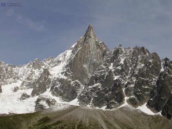 El Dru (es pot veure d&acute;un color m&eacute;s clar la part de la muntanya que va caure)