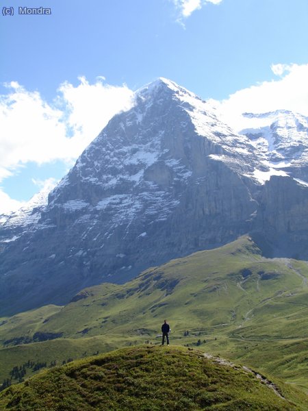 Jo, en petit, i darrera l&acute;Eiger, un pel m&eacute;s gran
