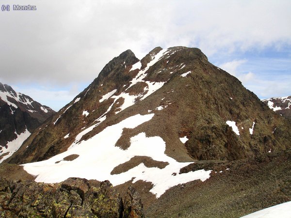 Arribant al primer tresmil. El punt negre d&acute;aprop del coll va ser l&acute;&uacute;nica persona que vam veure fent aquest mateix itinerari