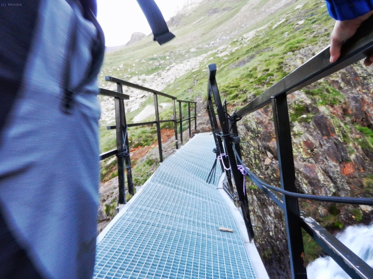 Estat del pont que creua el riu que ve de l