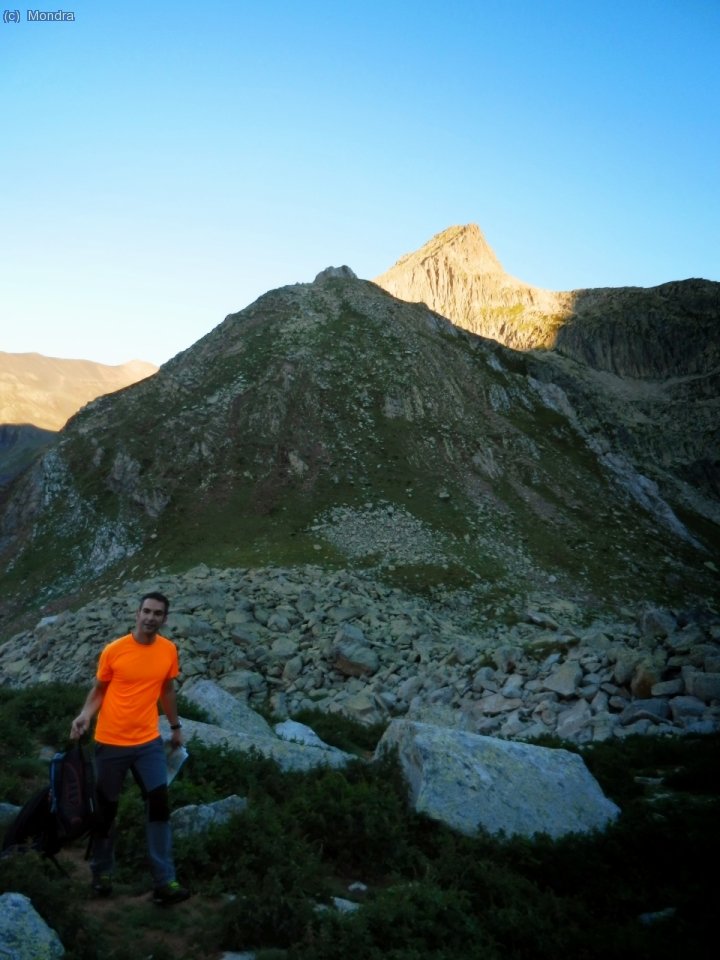 Des de la cabana es veu perfectament la pendent herbosa que ens dur&agrave; a l