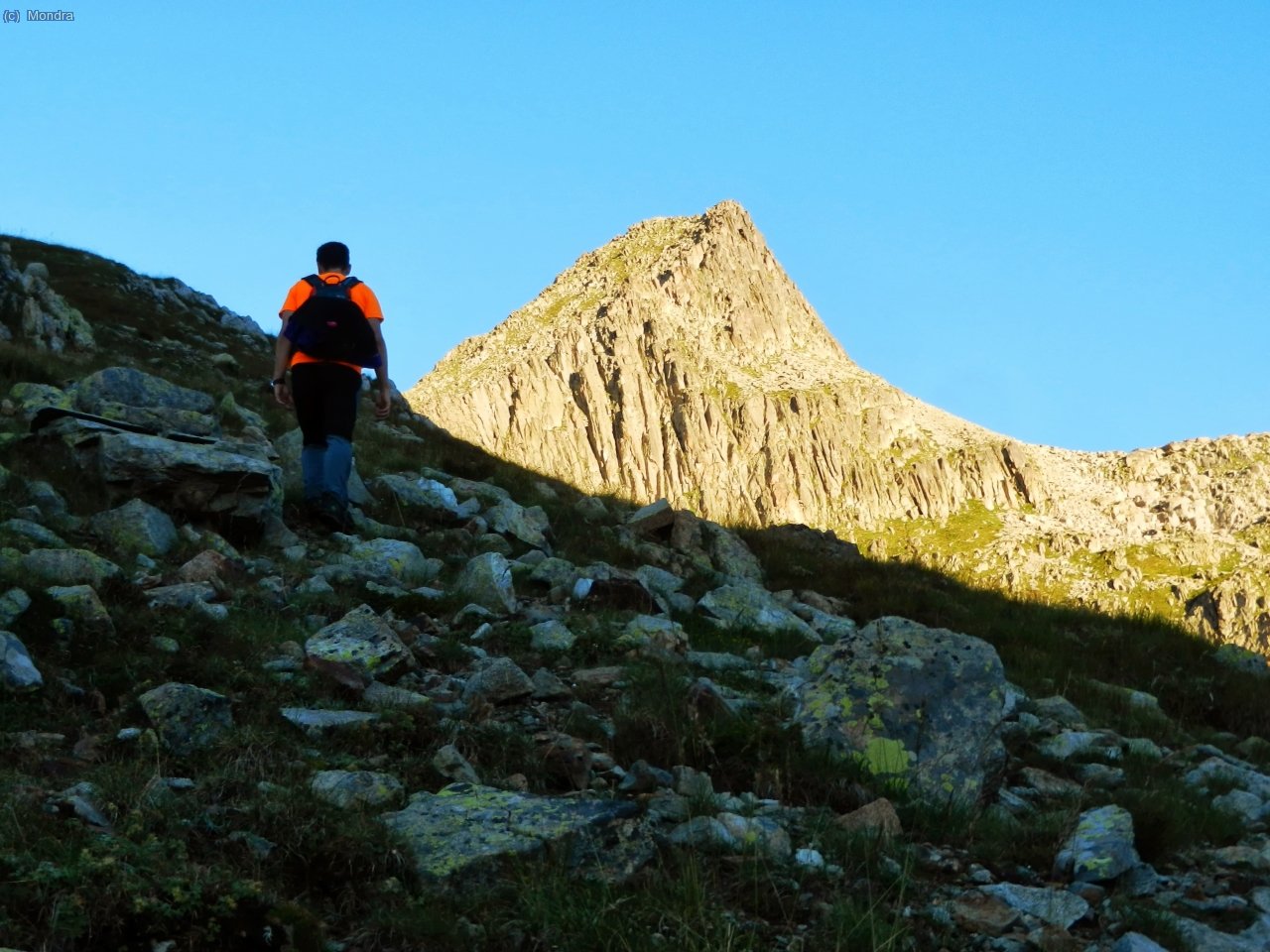 Per la pendent herbosa. Al fons, el Roques Blanques Est