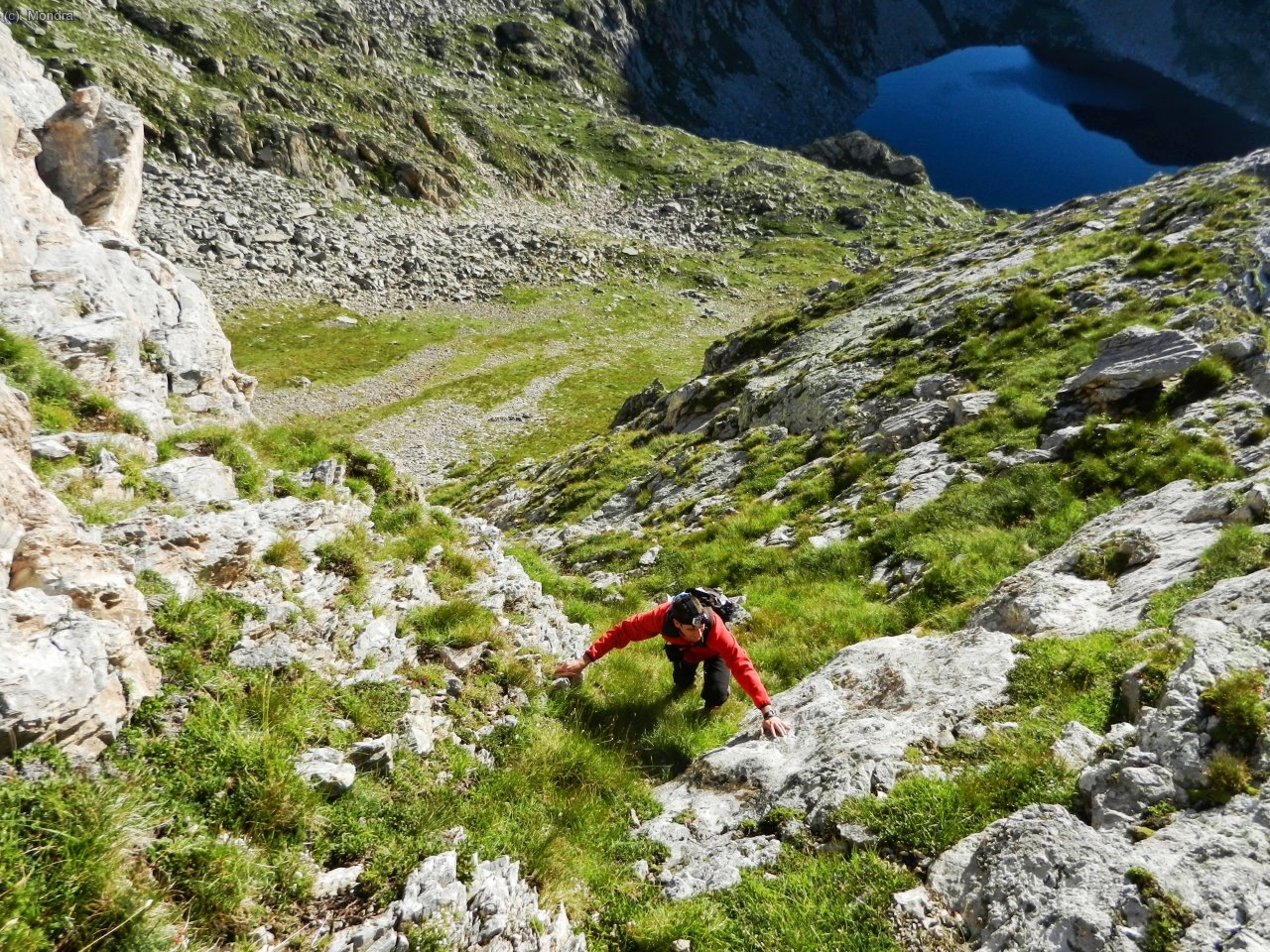 Per la pendent herbosa abans de la grimpada de II