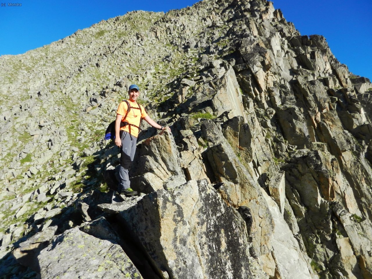 Iniciant el segon tram de cresta. Ja es veu com per l