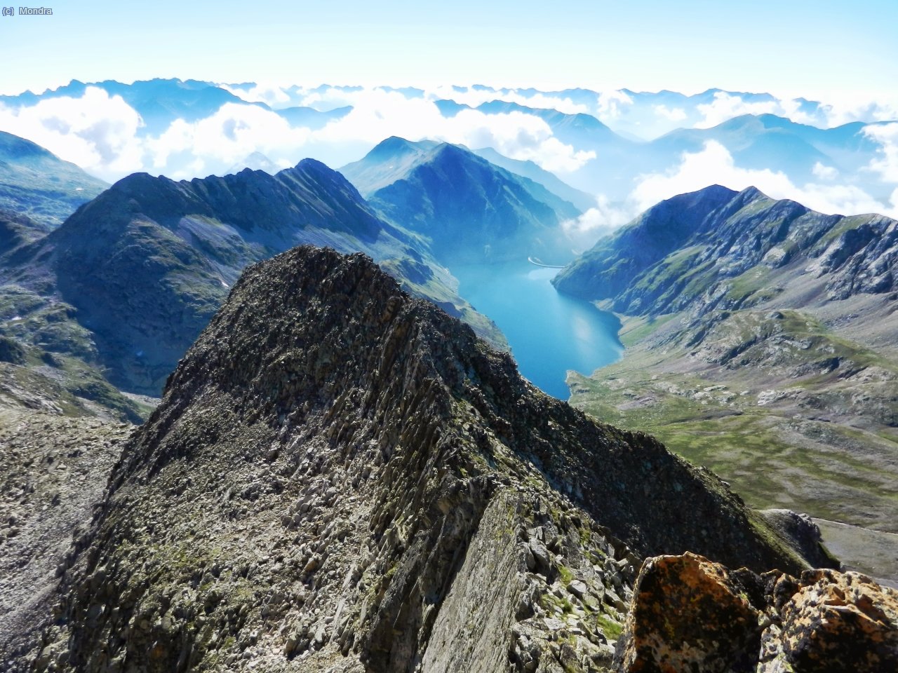 Vista enrere del tram de cresta horitzontal i els blocs caracter&iacute;stics