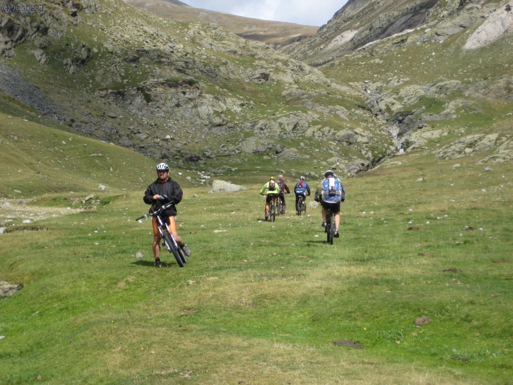 El colega se lo estaba pensando si darse la vuelta y quedarse en el refugio