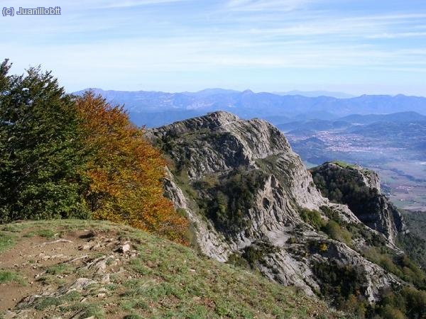 El puig dels Llops, al fondo el Bassegoda