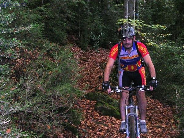 Quien dijo que no existia "Bigfoot", pues aqu&iacute; lo teneis montando en bicicleta, que mirada... que miedooo.....