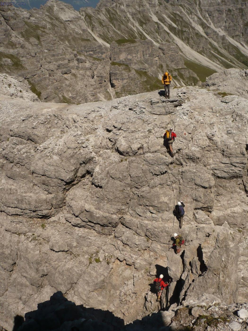 12. descenso con cable de vida, tengo que descender este ca&ntilde;&oacute;n y subir por el frente, como el grupo de adelante.