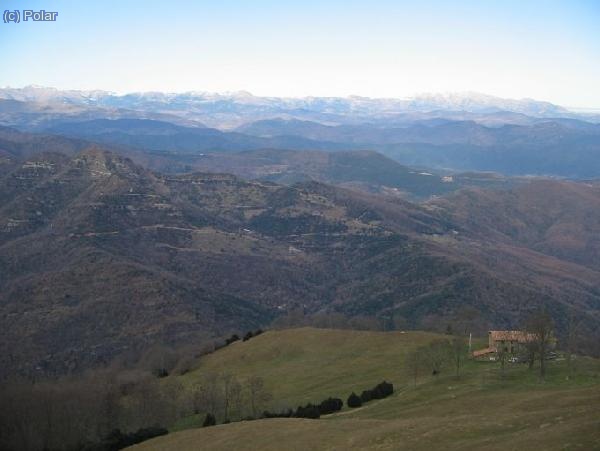 Sta. Magdalena desde la cima, el Pirineo al fondo, sin nieve (enero de 2007)