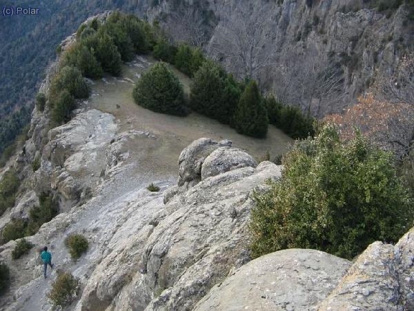 Por el camino de encima de la pared, a buscar la Canal dels Ganxos
