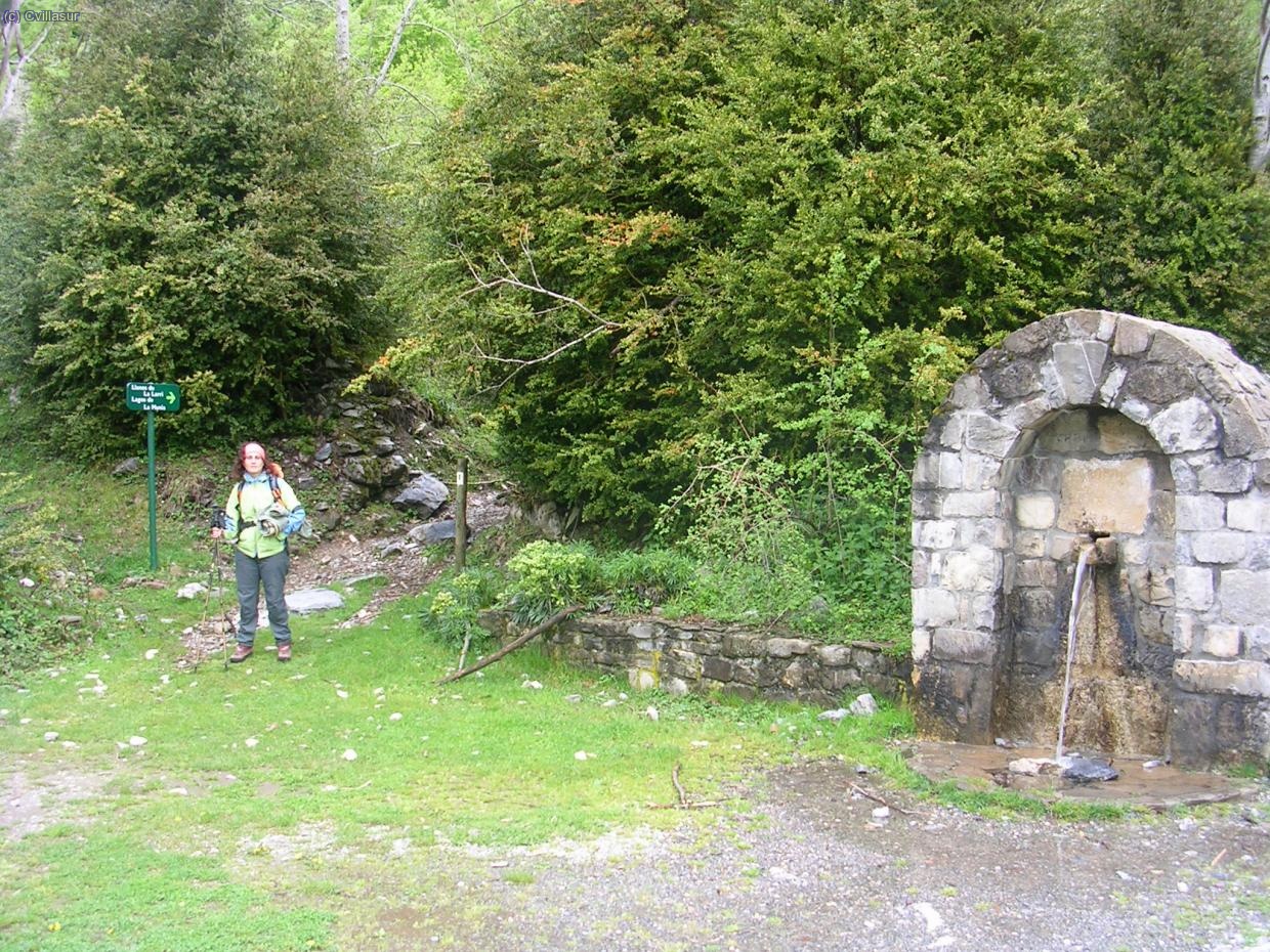 Inicio de la excursi&oacute;n. Fuente junto a la ermita de Ntra. Sra. de Pineta.