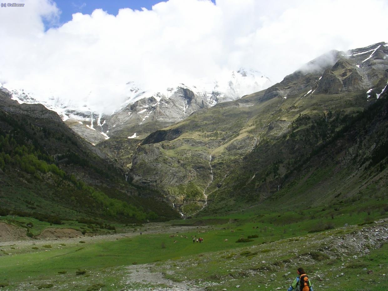 al fondo las cascadas de la Larri