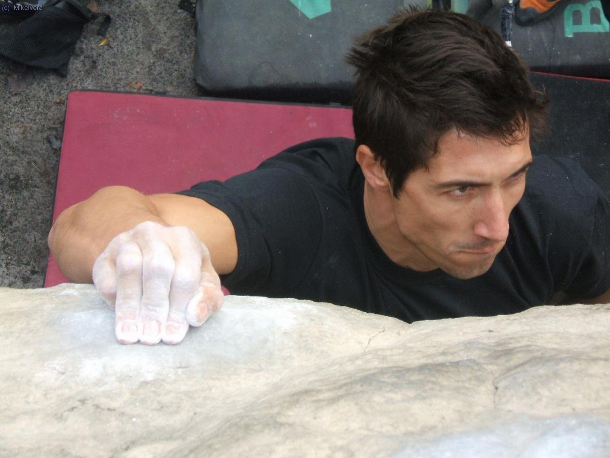 Mariano apretandole a Marie Rose...