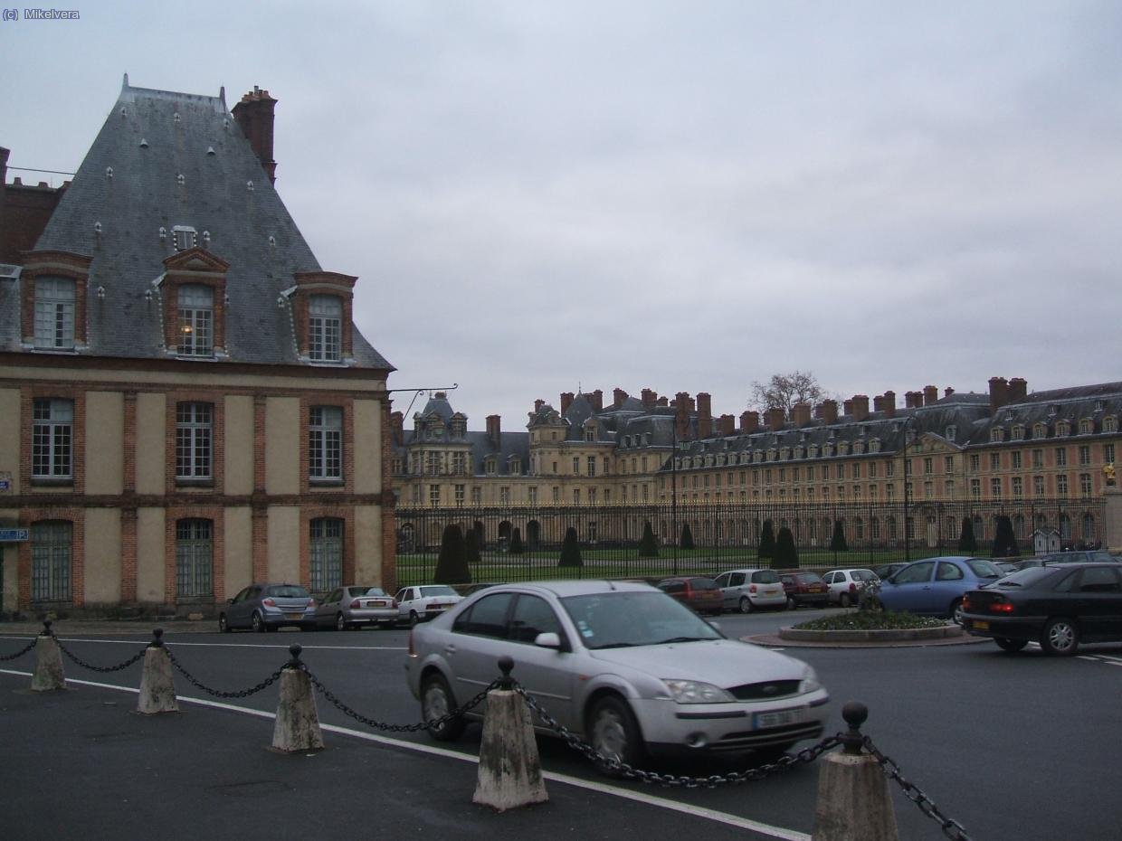 El Castillo de Fontainebleau y por detras estarian sus famosos jardines...