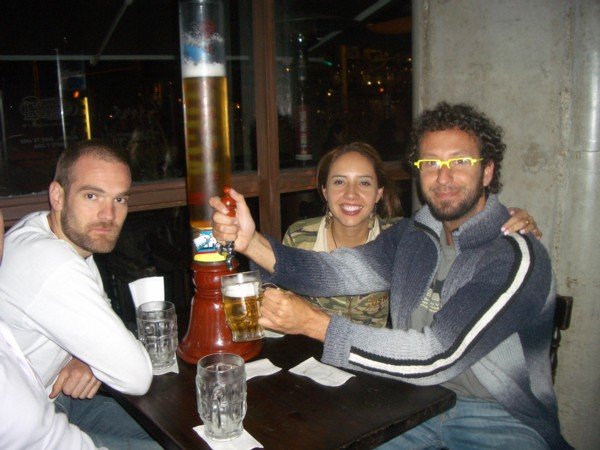 jirafa se llama al tubo de cerveza que sale en la foto.