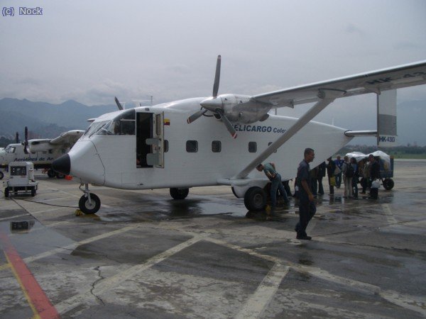 teniamos que volar a bahia solano al parecer con una compa&ntilde;ia seria y nos metieron en una avioneta de carga (helicargo) que te tenias que ponerte tapones en los oidos porque hacia un ruido insoportable y las paredes eran de una especie de carton qu