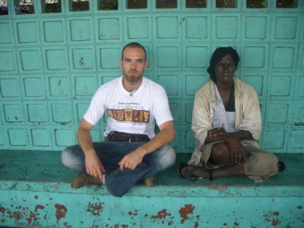 con una indigente ,le di una propinilla.