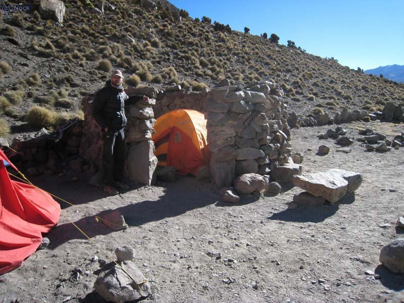 ya en el campo base .Tuvimos que acampar dentro de una especie de comedor echo de piedras por el fuerte viento que hacia.