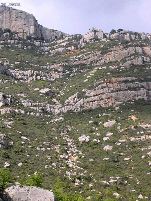 La Costeruda pujada del Grau dels 3 Esglaons va resseguint una torrentera
