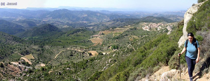 Pujant direcció al grau del Carrasclet amb el poble de la Morera al fons