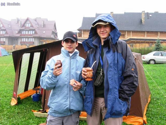 Kamil tomando mate bajo la lluvia matinal de cada d&iacute;a, a eso le llaman el "Verano (Tard&iacute;o) Polaco", para ellos un estigma m&aacute;s de su castigado pa&iacute;s, para mi un encanto que a&uacute;n no termino de saborear.