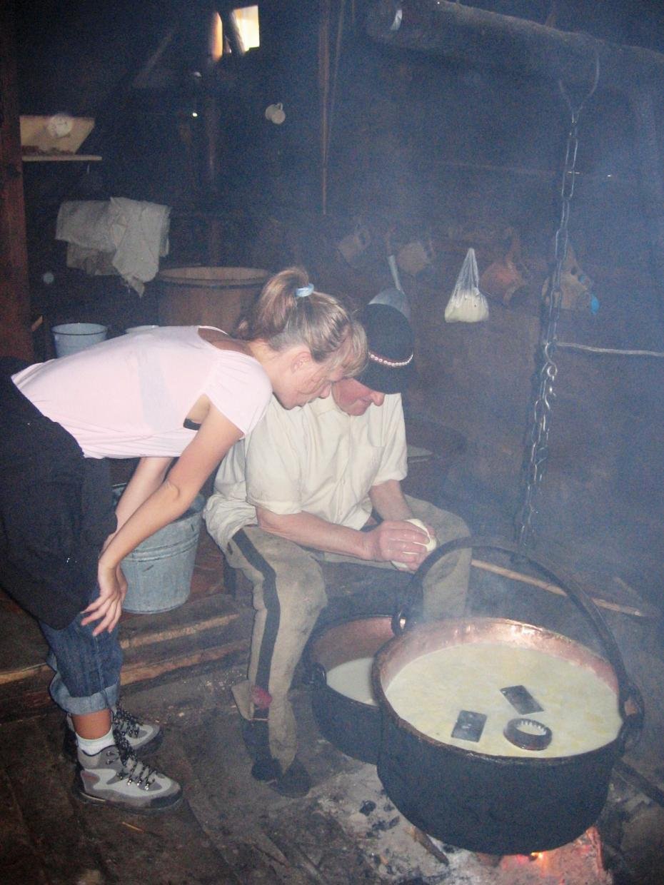 G&oacute;ral haciendo su apreciad&iacute;simo queso de cabra