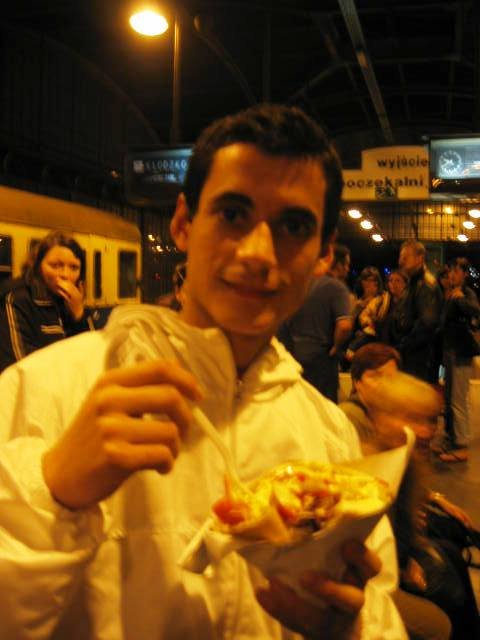 Comiendo... uhm m cuando me acuerde el nombre lo pongo.
Ya de vuelta a Legnica.