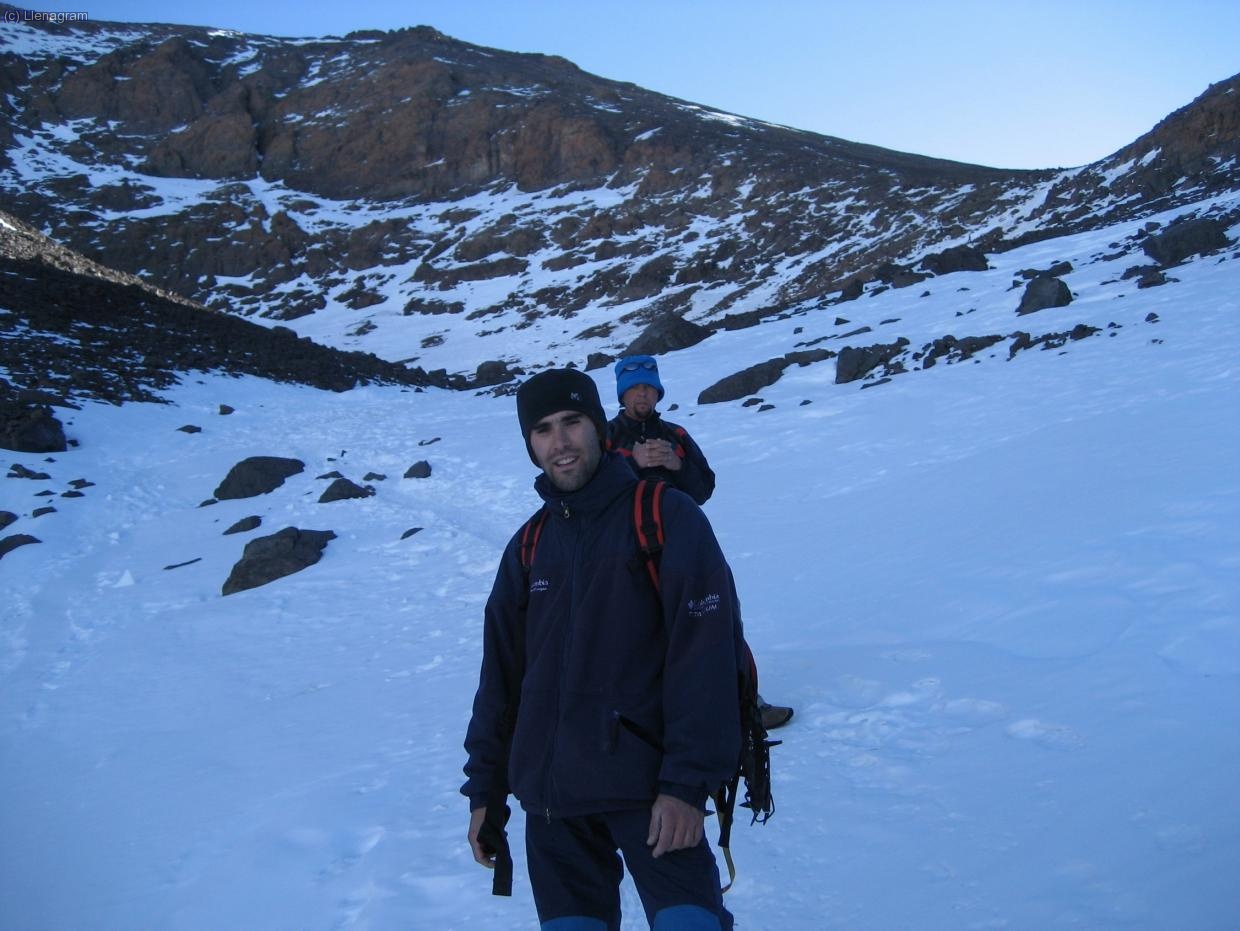 Jo al mateix lloc que ell. al fons el coll que separa el petit Toubkal (dreta) del cim principal a l