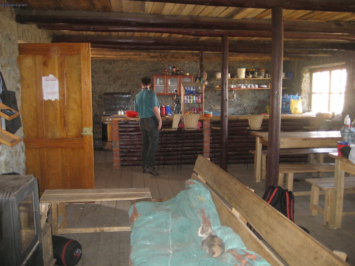 interior del refu, llar de foc i taules.  els llits s&oacute;n a la part de dalt.  20 pla&ccedil;es crec.