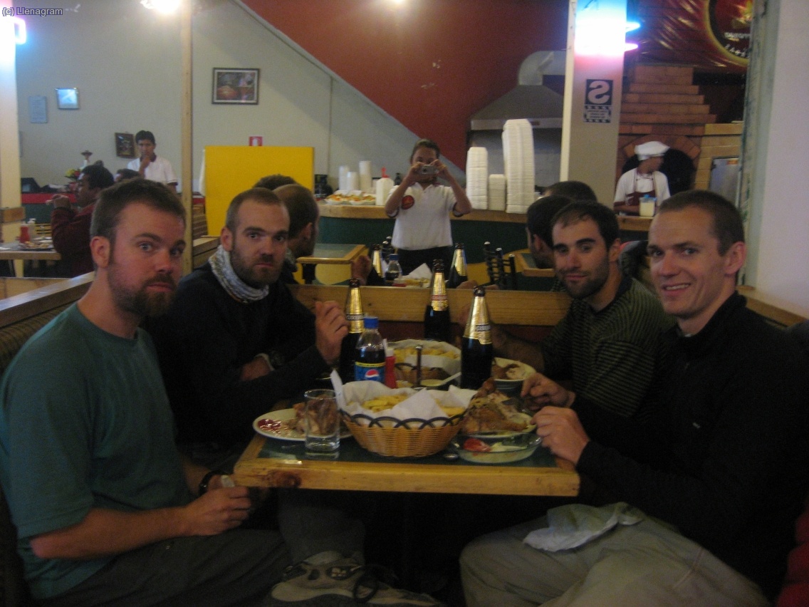 per recuperar forces a Huaraz.  mig pollastre amb papas i unes chelas (birres). amb uns amics de California, Mike i Kevin.