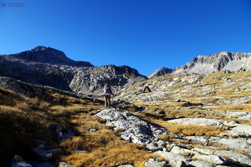 Tras superar unos 350 metros de desnivel, se alcanza este "llano", donde se encuentra este curioso chalet-refugio perteneciente al Se&ntilde;or del Valle (tambi&eacute;n se dice que pertenece a la Corona)