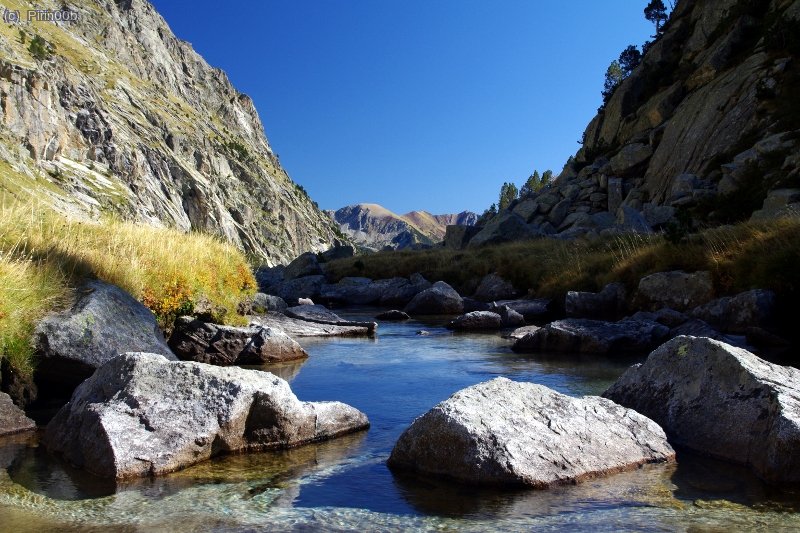 Se cruza el r&iacute;o para enfilar la ladera, evitando on cuidado algunos tramos helados