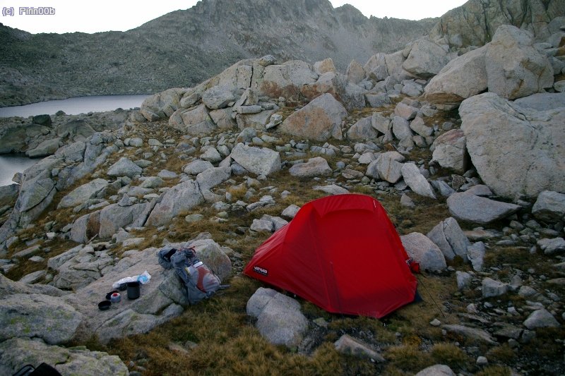 Complicado encontrar lugar para la tienda en junto al Estany del Cap de la Vall