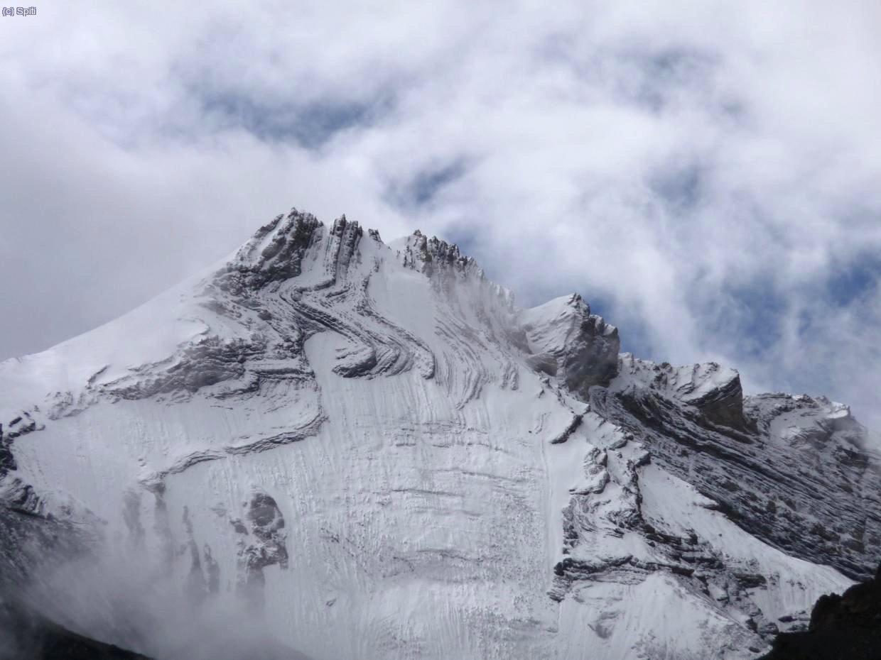 Precioso pico sin nombre de 6400m, en el mismo cordal que el Undung Kangri,