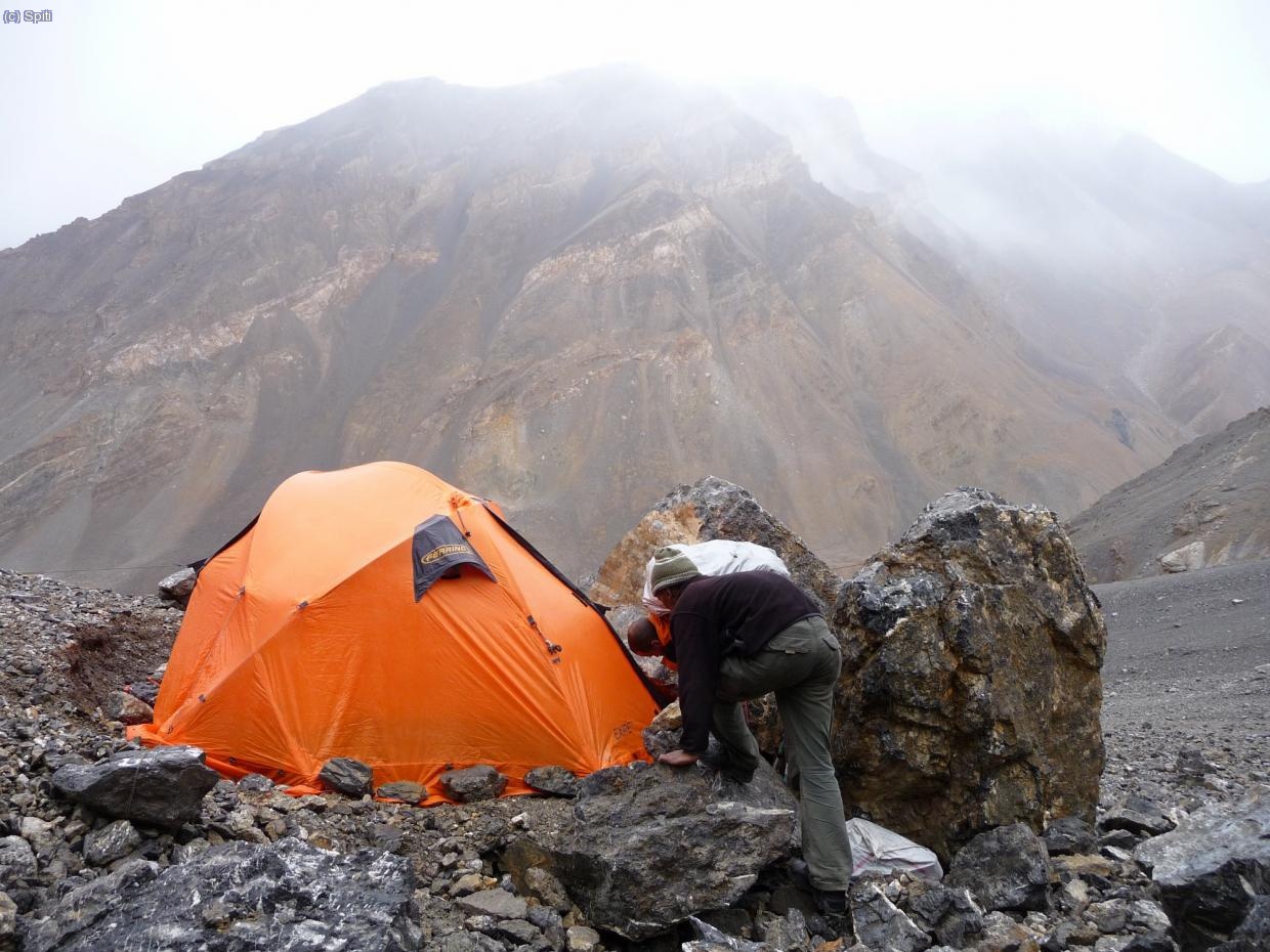 Montando el C1 a 5250m, antes que empezase a llover
